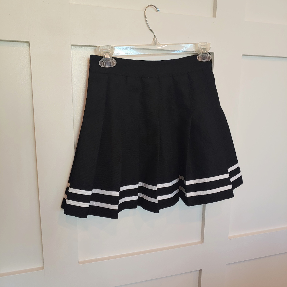 H&M Pleated Black and White Skirt (size 4)